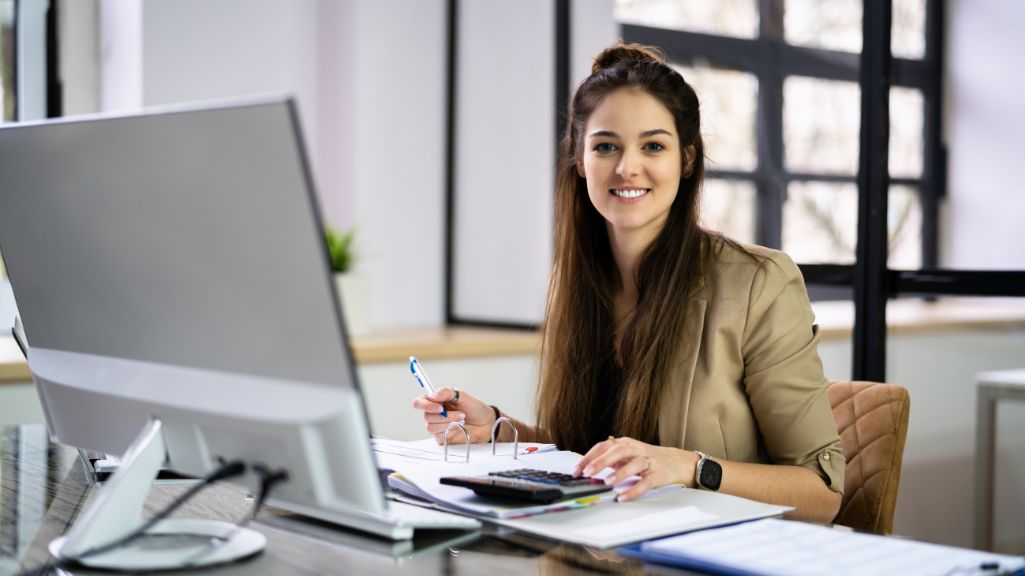 Eine Dame aus der Finanzbuchhaltung